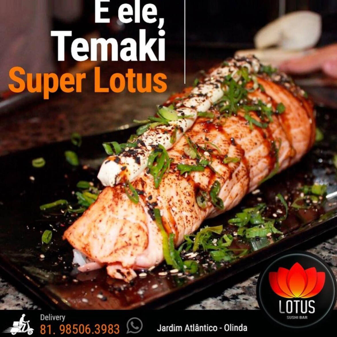 recheado com camarao empanado, arroz e creme chese com uma lamina de salmao em cima maçaricada