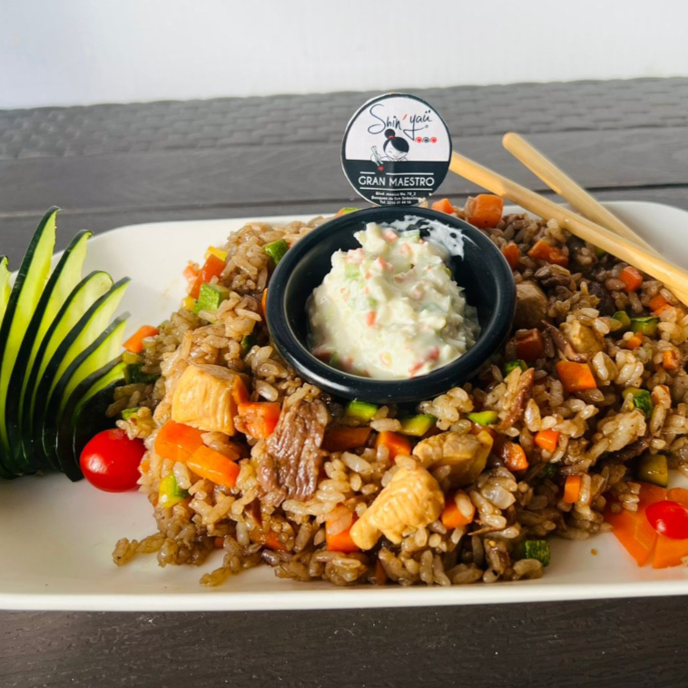 Yakimeshi con Pollo y Res