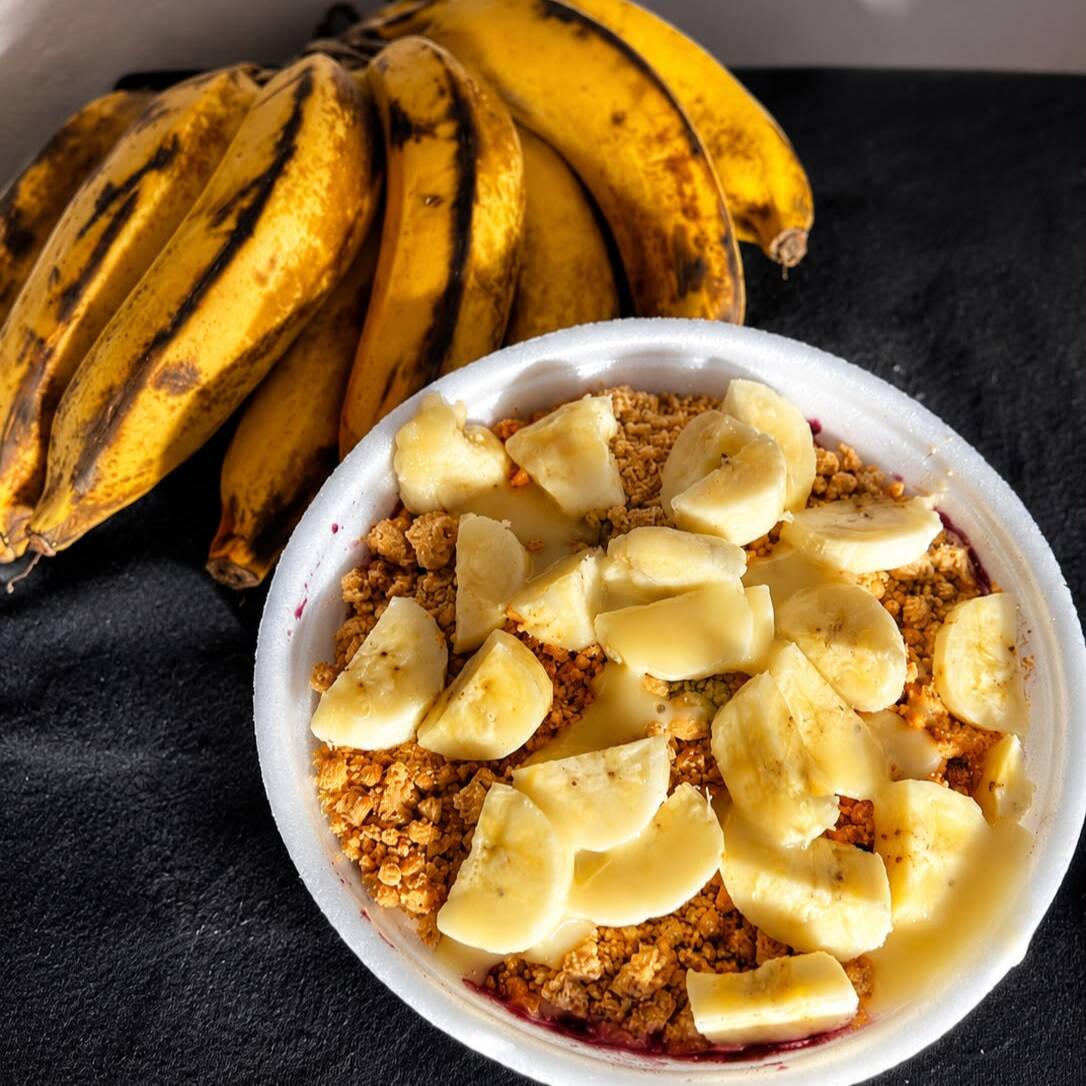 Delicioso Açai com banana fresca em rodelas , paçoca ,leite em pó e leite condensado .