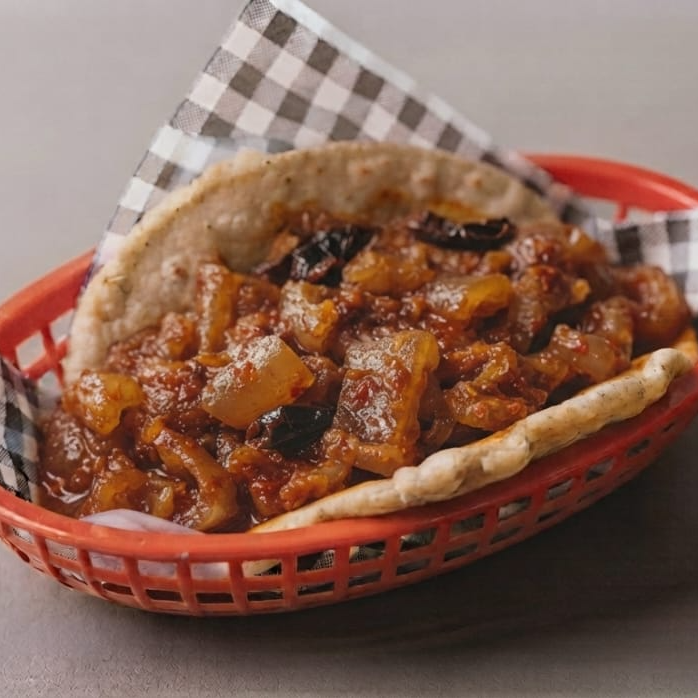 TACO DE CHICHARRÓN GUISADO