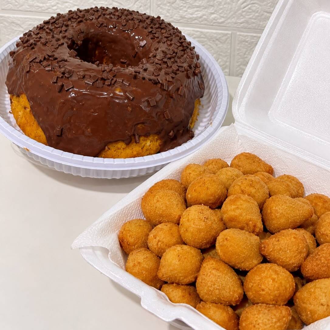 50 mini salgados sortidos, bolo massa sabor cenoura com cobertura de chocolate - serve de 7 a 10 pessoas