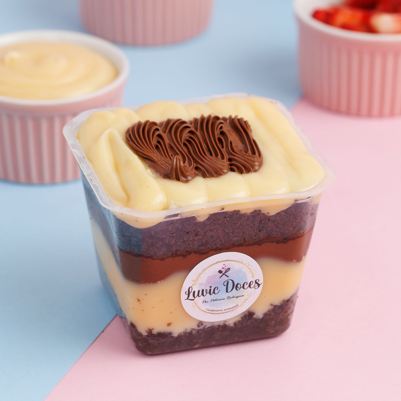 Embalado em um charmoso pote de 250ml, o Bolo no Pote Ninho com Nutella é uma tentação irresistível. A massa, de cacau selecionado, é leve e saborosa, acentuando a riqueza dos recheios. No coração do bolo, se esconde um recheio cremoso de Leite Ninho, cuja textura suave contrasta perfeitamente com a intensidade da Nutella pura.