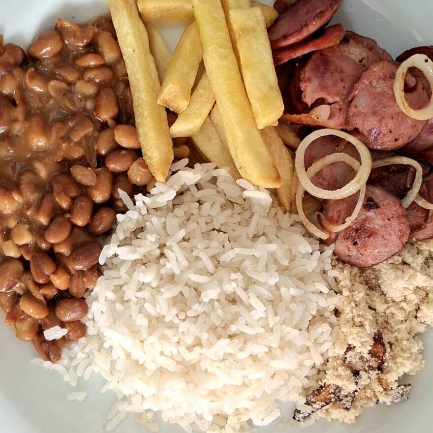 Marmita saborosa com calabresa acebolada, arroz soltinho, feijão, farofa sabor bacon e batata frita.
Marmita com 450G Pequena