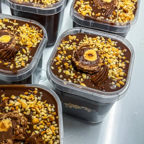 Feito com massa de chocolate, recheado com brigadeiro de chocolate, amendoins triturados e Nutella.