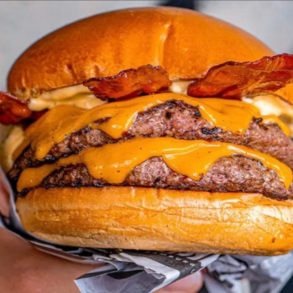 Pão de brioche, 2 blends de carne bovina de 120g cada, 4 fatias de queijo cheddar, fatias de bacon e molho especial a sua escolha !