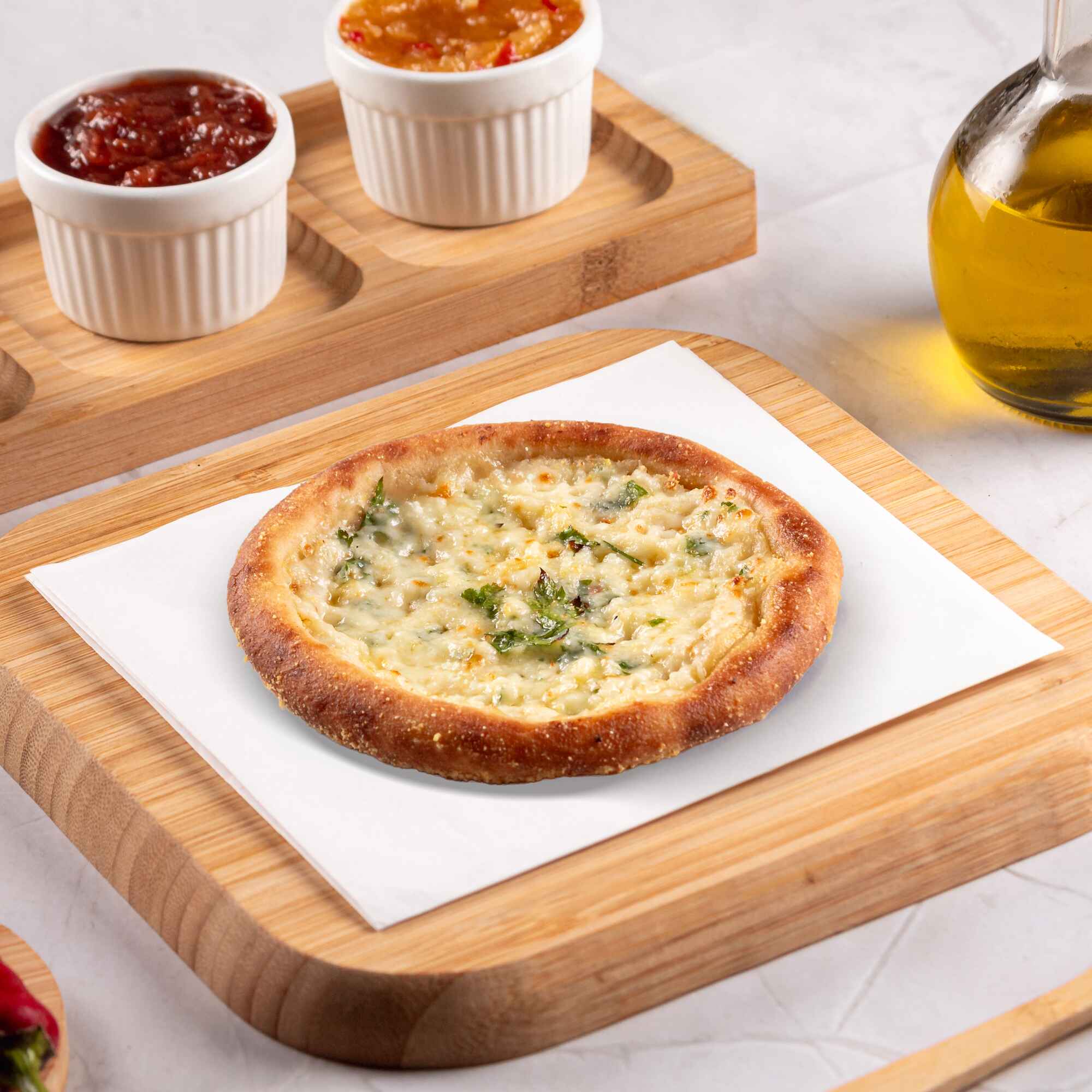 Recheada com muçarela e salsa picada, uma opção simples e deliciosa que realça o sabor.