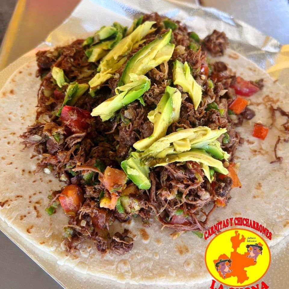 Gordita de Deshebrada a la Mexicana con Aguacate