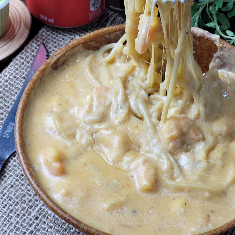 Macarrão tipo espaguete, molho especial de camarão