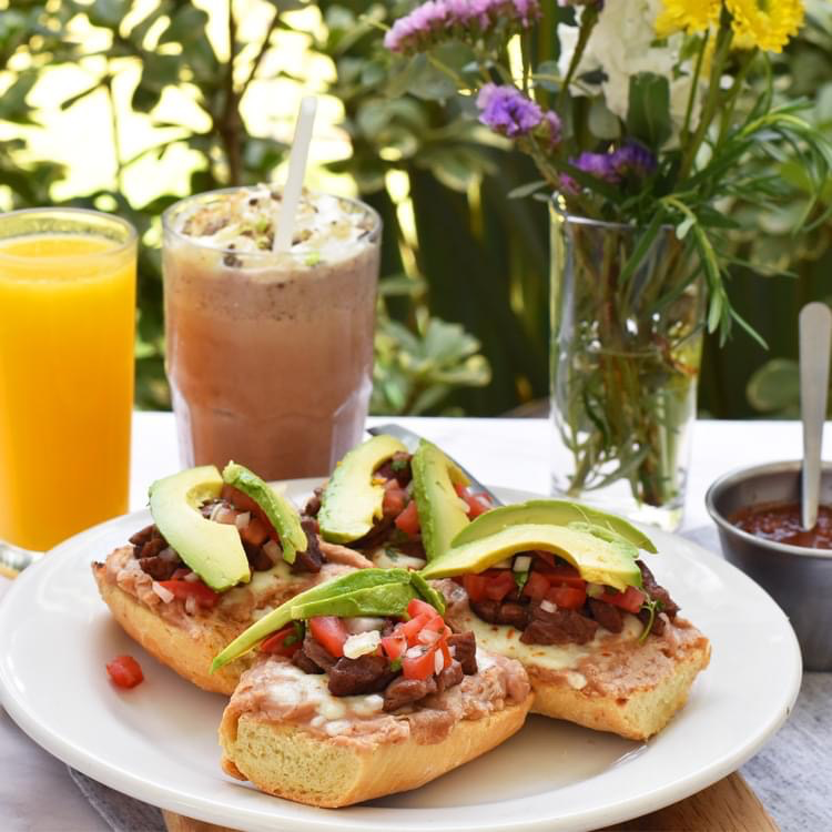 Molletes con Chorizo