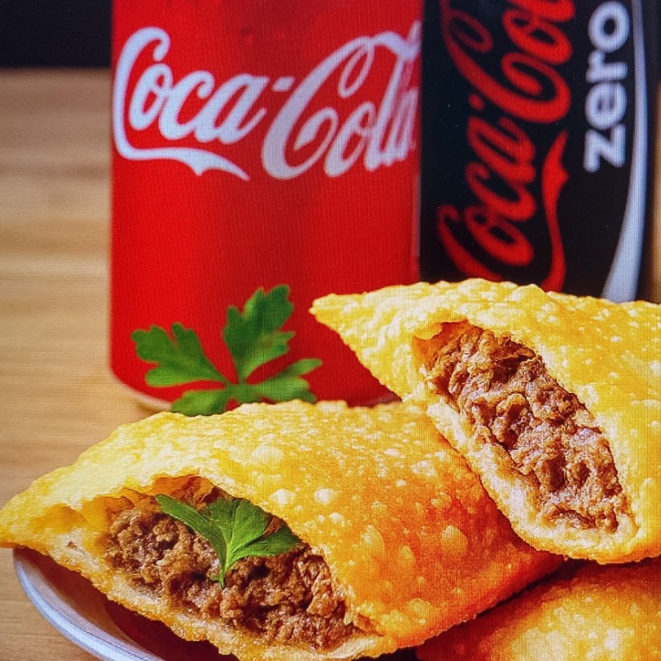 Aproveite nosso Combo Pastel Duplo! Inclui 2 pastéis de sua escolha e 2 bebidas em lata. Uma combinação perfeita para saborear deliciosos pastéis acompanhados de refrescos.