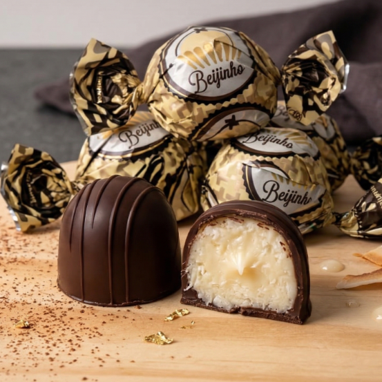 Camada crocante de chocolate recheado com beijinho cremoso.