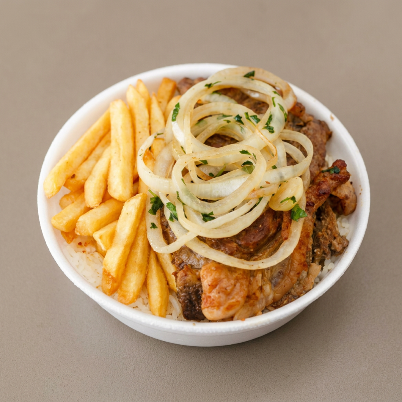 Arroz, feijão, macarrão, file de frango acebolado e batata frita.