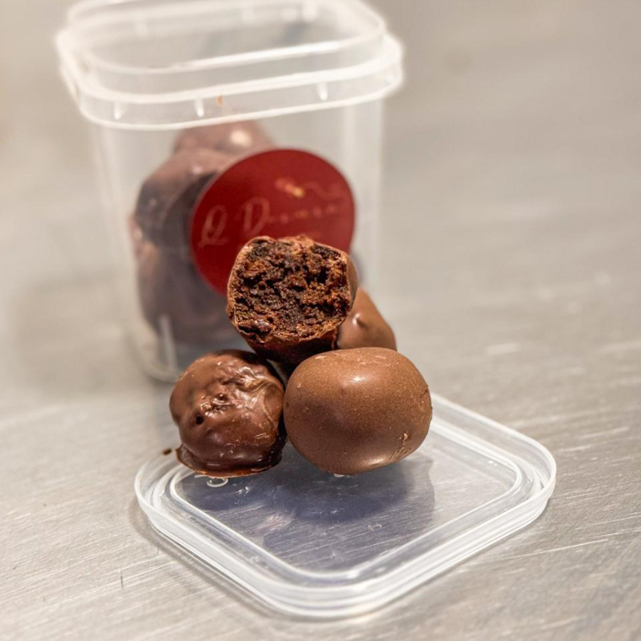 Bytes de brownie macios e intensos, cobertos com chocolate meio amargo. Com 100g, oferecem o equilíbrio perfeito entre doçura e sabor de cacau, ideais para um momento de indulgência.