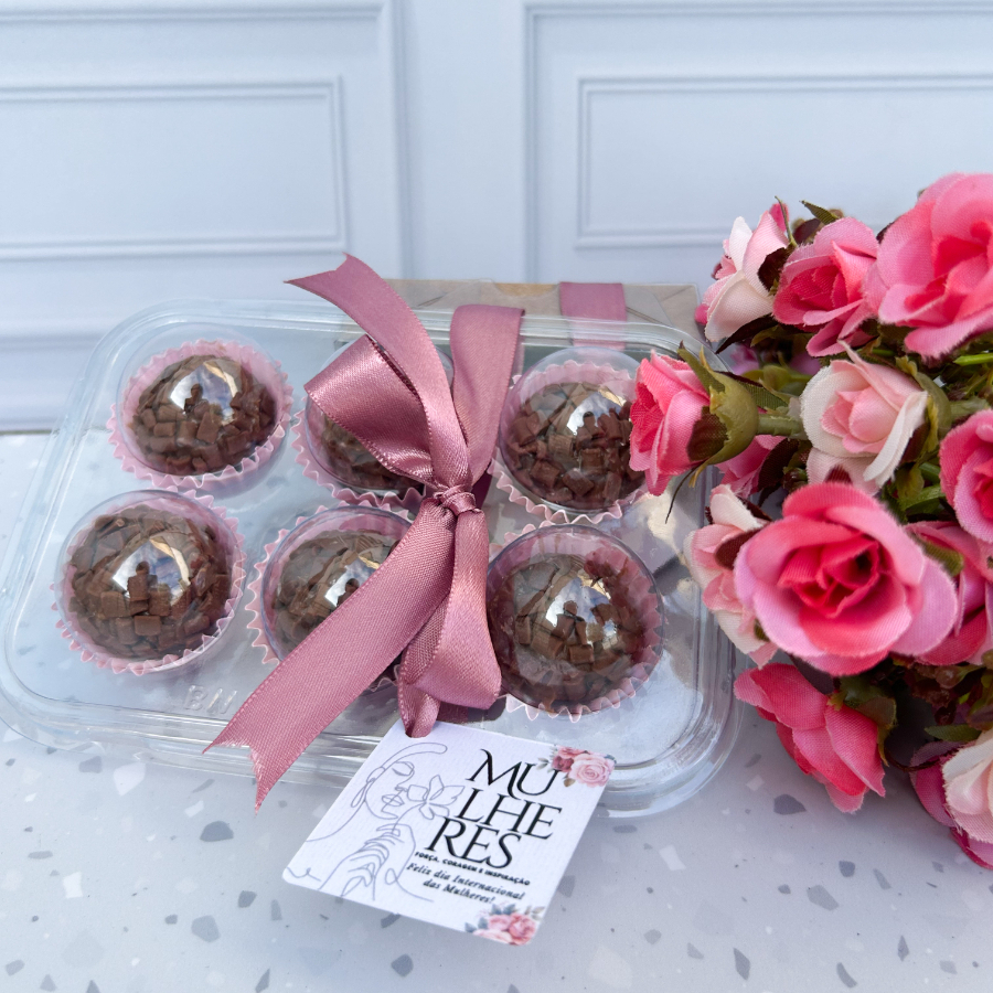Brigadeiro tradicional feito com leite condensado moça e chocolate nobre. Finalizado com confeito de chocolate nacional Melk. Cada brigadeiro tem cerca de 13g.