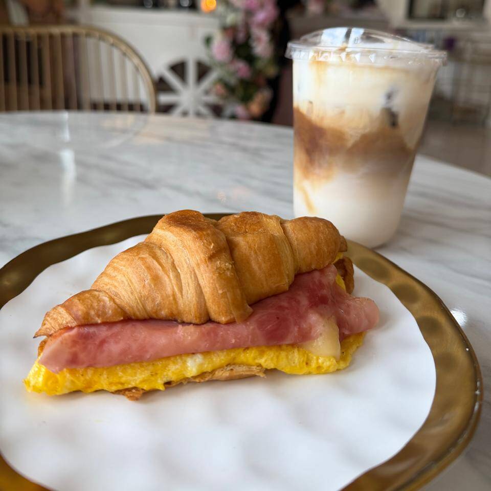 CROISSANT JAMON Y QUESO