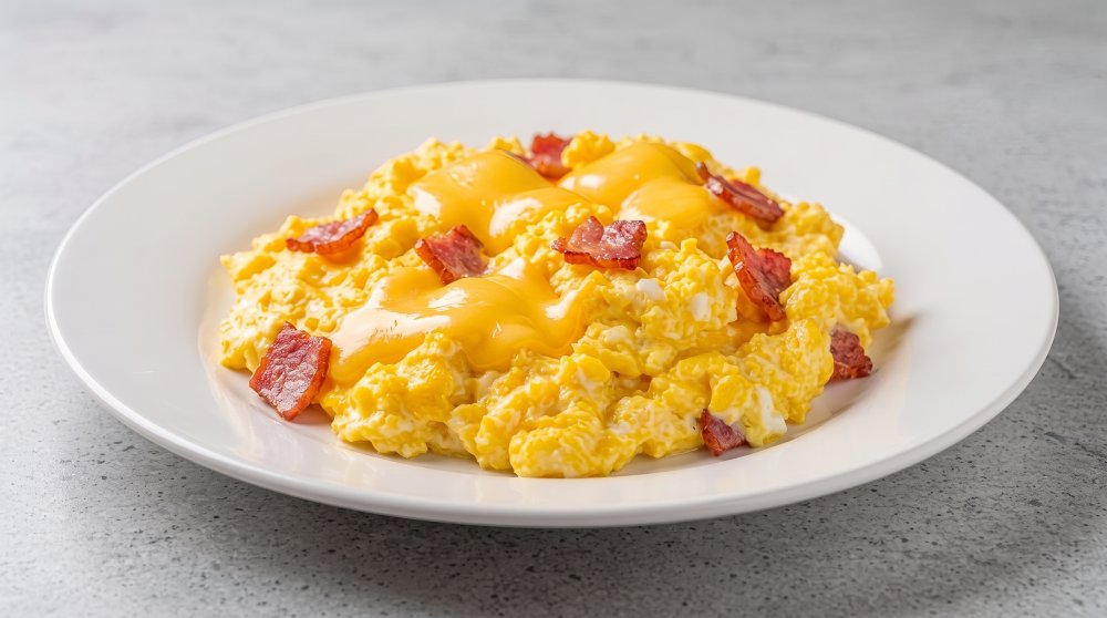 Huevos Revueltos con Tocineta y queso.