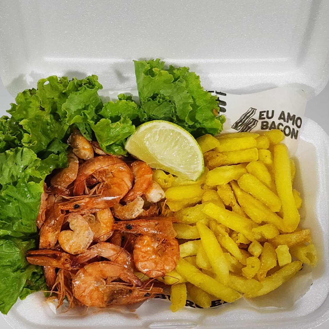 Camarões Medios suculentos, acompanha batata, salada e molho