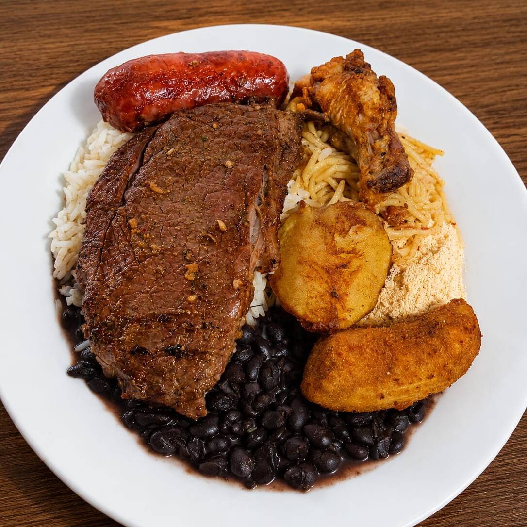 180g de carne mista (alcatra grelhada, linguiça toscana e coxinha de frango assada) -Arroz -Feijão -Macarrão -Banana a milanesa -Batata rústica -Farofa