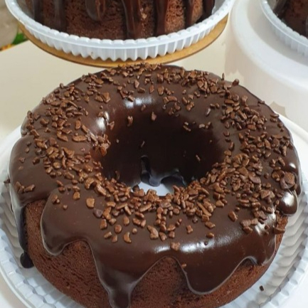 Bolo de chocolate fofinho, úmido, quentinho e com sabor caseiro, feito com ingredientes selecionados e aquele gostinho de bolo feito em casa. Perfeito para acompanhar o café, lanche da tarde ou sobremesa.