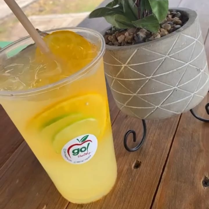 Agua Natural de limon naranja