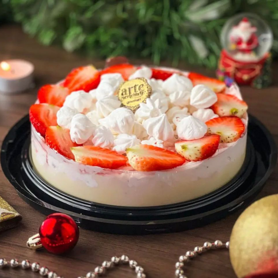 Uma torta inteirinha pra vc, de um dos itens mais pedidos na Arte Perfeita. Nossa Morangoff leva, massa crocante como base, brigadeiro branco, creme de chantily com morangos frescos e finalizada com morangos e suspiros completam com charme. Serve no minimo 6 pessoas.