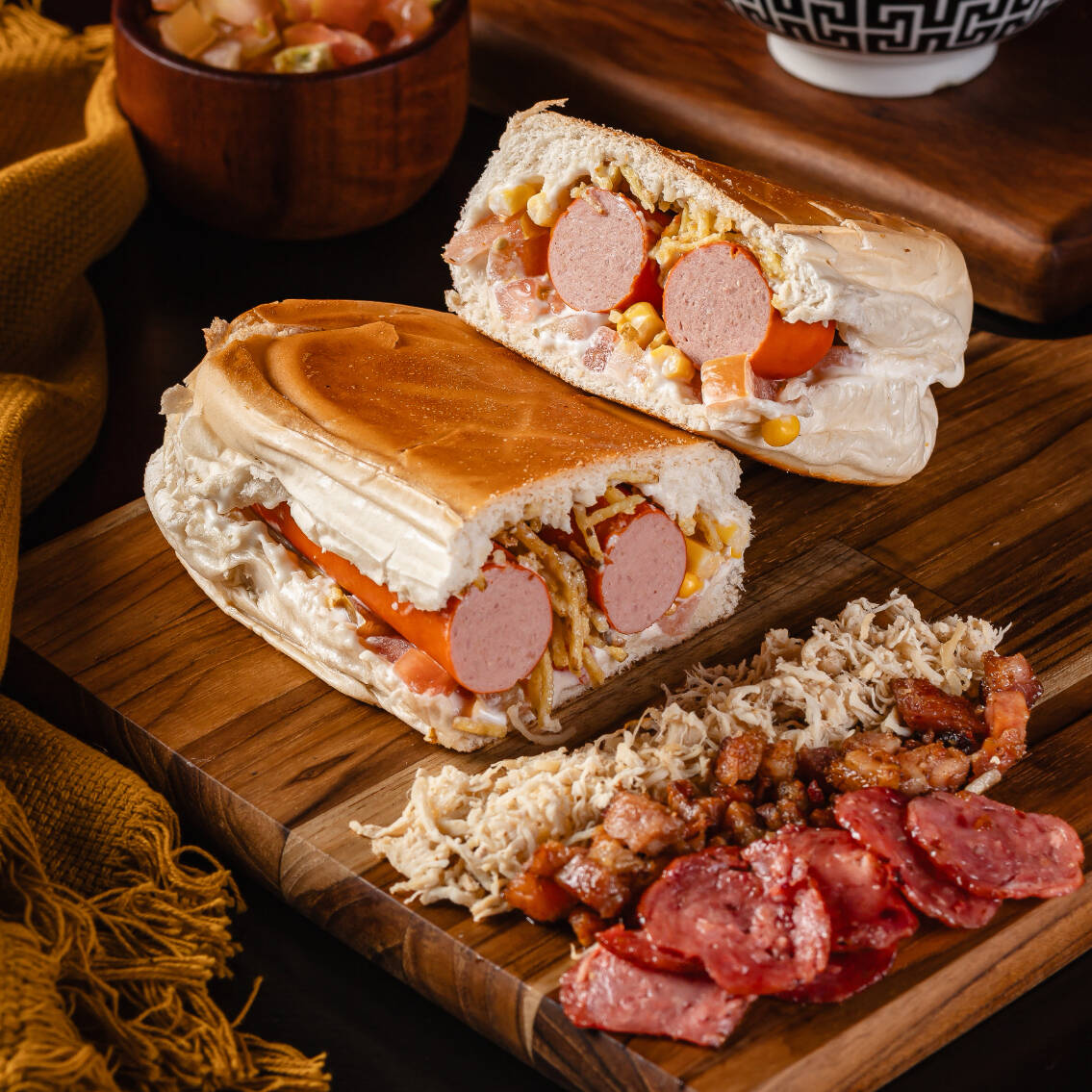 2 paes,maionese,tomate,milho,bacon,vina e batata palha.