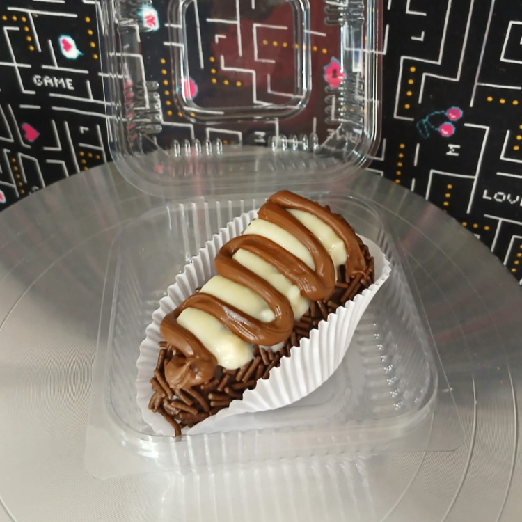 Sobremesa Especial, um  Cookie recheado com Nutella! Fica incrível. O cookie fica na medida certa, em um ponto macio e levemente Crocante, o recheio de Nutella fala por si só: cremoso e delicioso. Sugestão de consumo esquentar antes de comer.