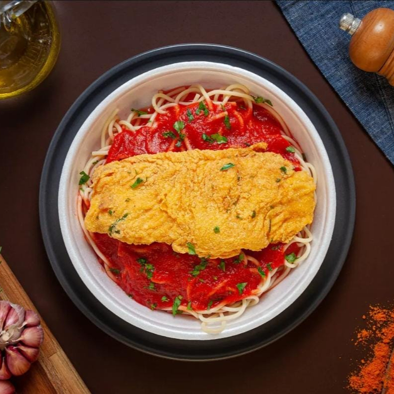 NOSSO MACARRÃO FEITO COM MOLHO ARTESANAL DE TOMATE ACOMPANHADO DE FRANGO EMPANADO E TEMPERADO