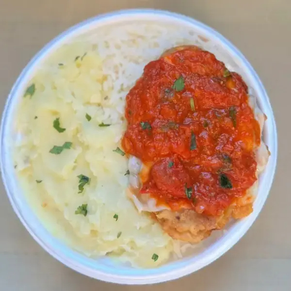 Marmita com delicioso filé de frango parmegiana (empanado na massa crocante coberto com molho de tomates e queijo) acompanhado de arroz branco e purê de batatas inglesas. Marmita indicada para 01 pessoa.