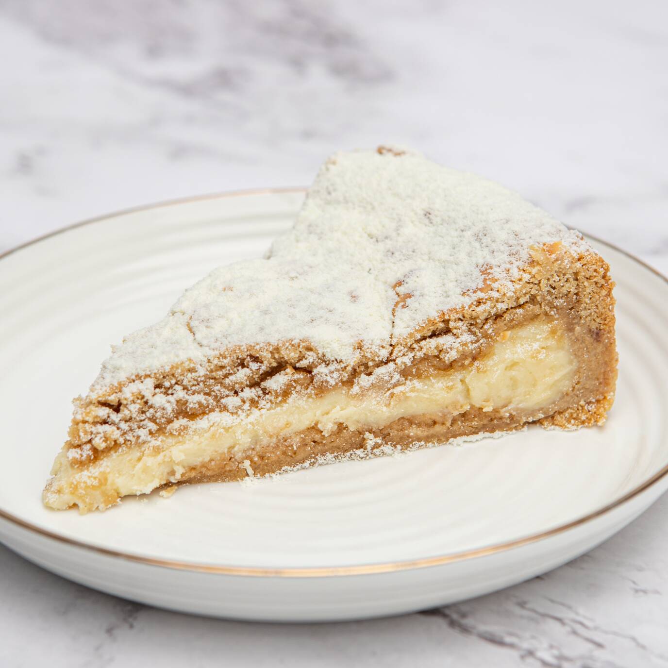 Nossa massa tradicional de cookie, com casquinha levemente crocante por fora e macia por dentro, recheada com um delicioso creme de Ninho artesanal. Finalizada com gotas de chocolate branco e leite em pó para deixar cada pedaço ainda mais irresistível.