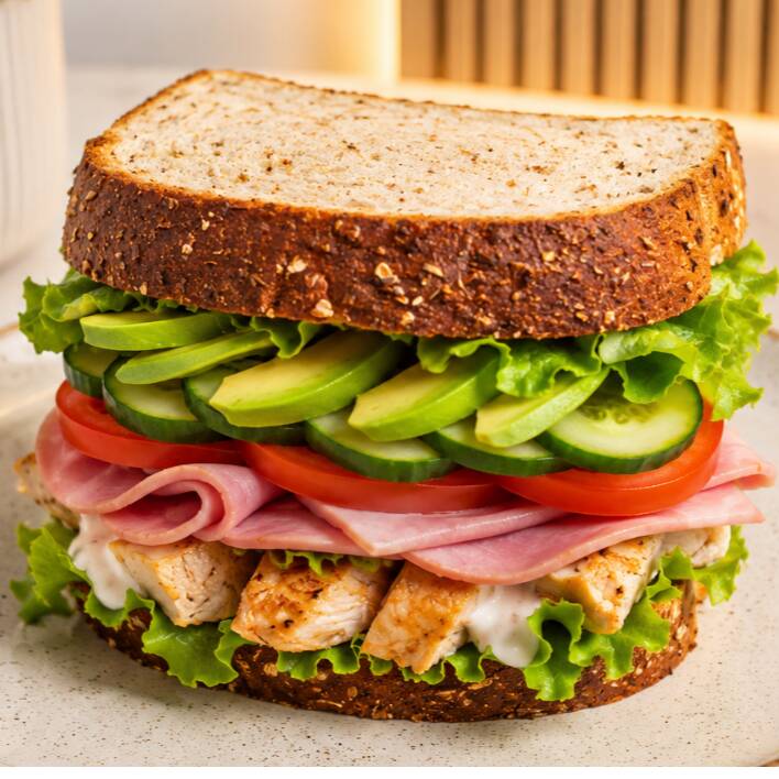 Sandwich Especial jamón con pollo