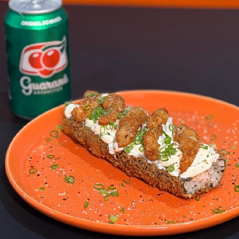 Super carioca com pasta de salmão natural reforçada, cream cheese, camarão empanado, finalizado com molho teriaky especial da casa. + Guaraná Antarctica Lata 350ml