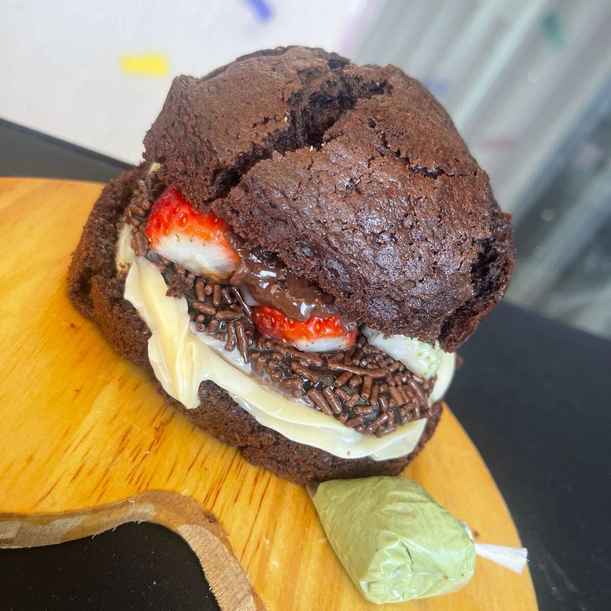 O bolo mais famoso da internet: bolo, brigadeiro branco, brigadeiro ao leite, crisp de nutella crocante e morango fresco
Acompanha molho verde : creme de pistache
