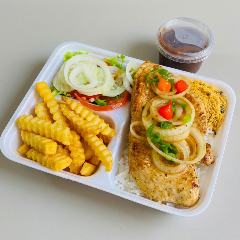 2 pratos de frango grelhado com arroz, feijao, macarrão, farofa e salada.