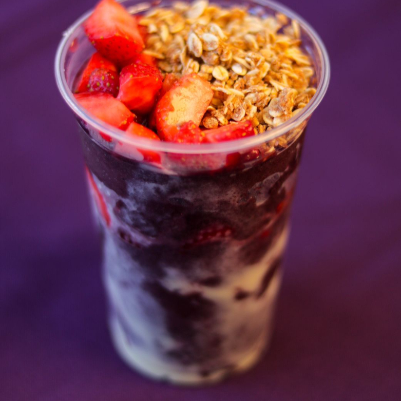 Seu Açaí de 330ml vem completo: duas frutas, dois complementos, sorvete se desejar e uma cobertura, todos à sua escolha! E se você preferir também pode turbinar o seu Açaí com os nossos Cremes Trufados.