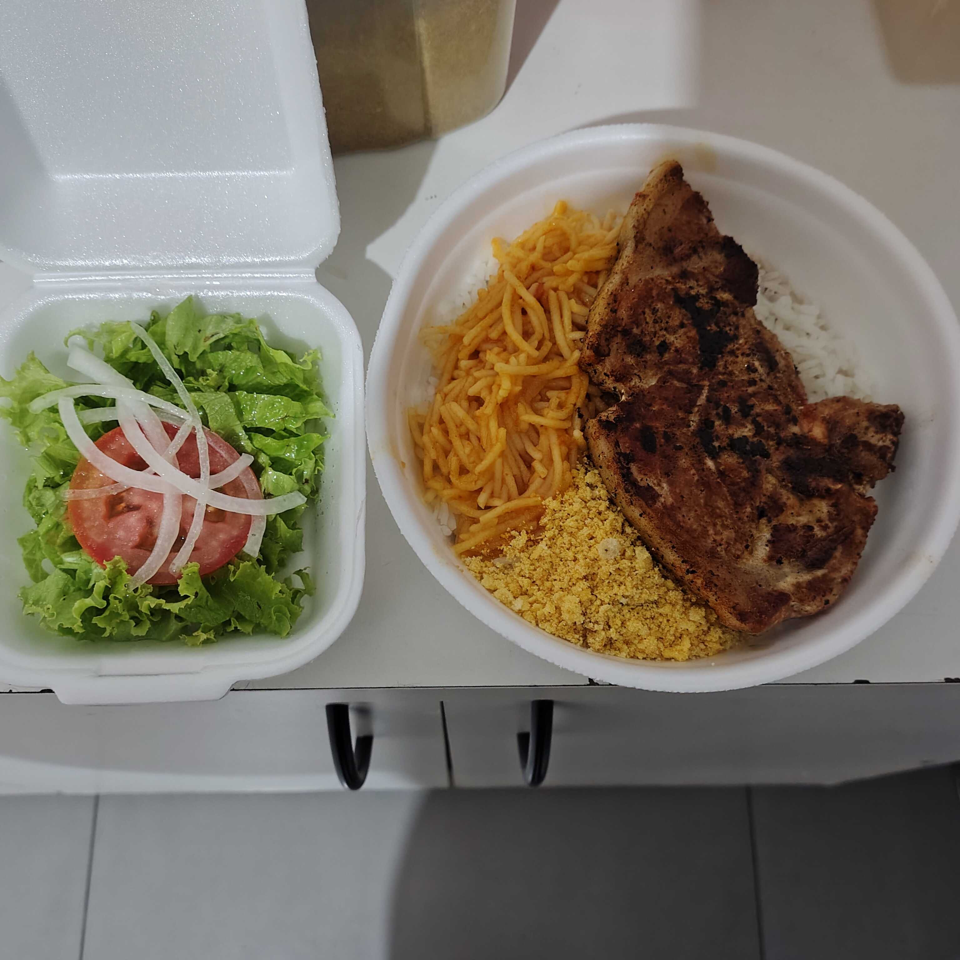 Arroz, Feijão Bisteca Suina.
Opcional: Salada, Macarrão, Farofa - Gratis