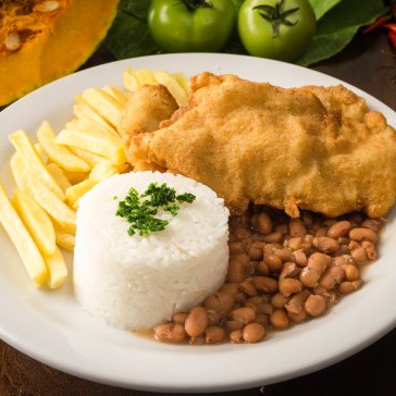 Filé de tilápia empanado e frito até ficar dourado e crocante, servido com arroz soltinho, feijão caseiro e batatas fritas. Uma refeição completa, leve e com aquele gostinho de comida feita com carinho.