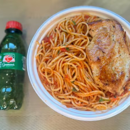 Marmita com delicioso filé de frango grelhado acompanhado de macarrão espaguete ao molho de tomates. Acompanha refrigerante pet Guaraná Antárctica bem gelado. Marmita indicada para 01 pessoa. Serve 1 pessoa (400g)