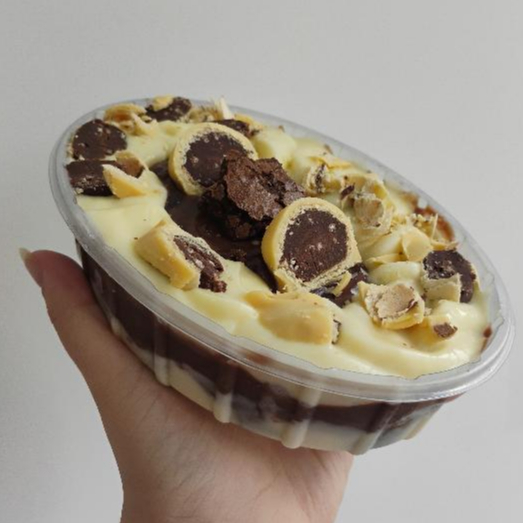 Brownie em pedaços extremamente chocolatudo, com brigadeiro cremosão de ninho e chocolate com pedaços de ouro branco pra finalizar essa explosão de sabor