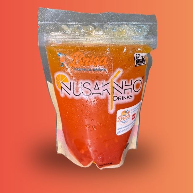 A beleza do entardecer em um copo. O Pôr do Sol é a versão sem álcool do famoso Sex on the Beach — e não perde em nada no sabor e na estética. A mistura do licor de pêssego (sem álcool), suco de laranja e a intensidade do grenadine cria camadas de cores quentes que lembram o céu ao final do Dia. Uma explosão frutada, doce na medida e super refrescante. São 500ml para relaxar, curtir e se encantar — sem uma gota de álcool.