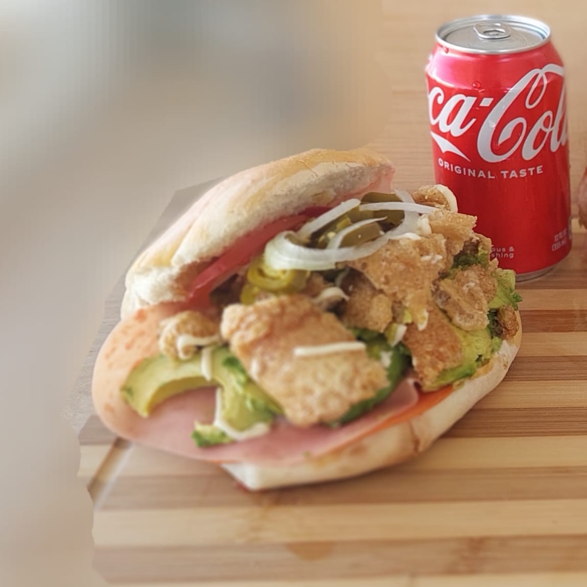 Lonche Aguacatoso de Chicharrón y Refresco