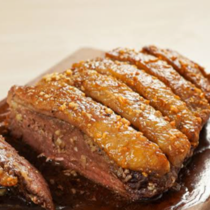 Cortes selecionados de picanha preparados na chapa, mantendo a suculência, o sabor marcante da carne e o ponto ideal para realçar sua maciez. Um prato de perfil premium, pensado para quem valoriza qualidade, sabor intenso e uma refeição bem servida, acompanhada de arroz, feijão, farofa e salada