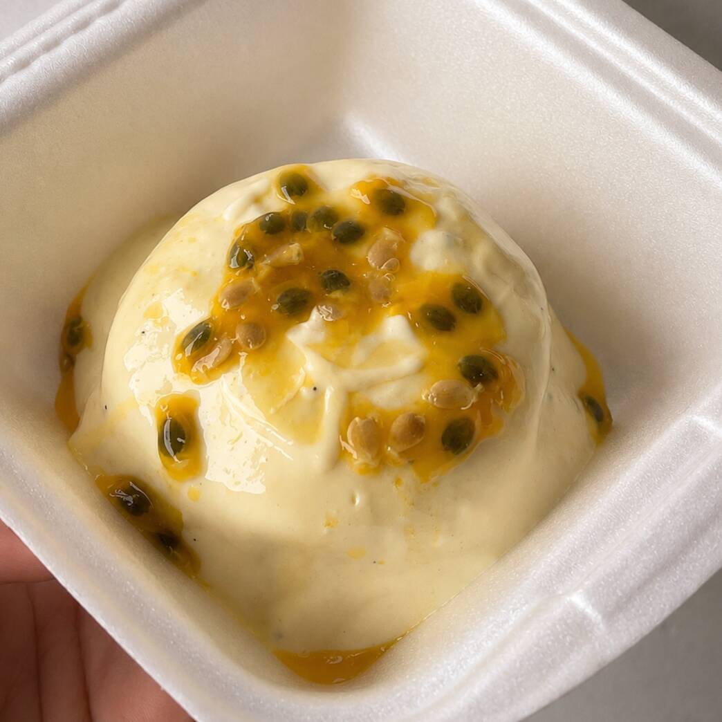 Pequeno no tamanho, gigante no sabor! Nosso Baby Vulcão de Maracujá transborda cremosidade e o equilíbrio perfeito entre o doce e o azedinho. 💛