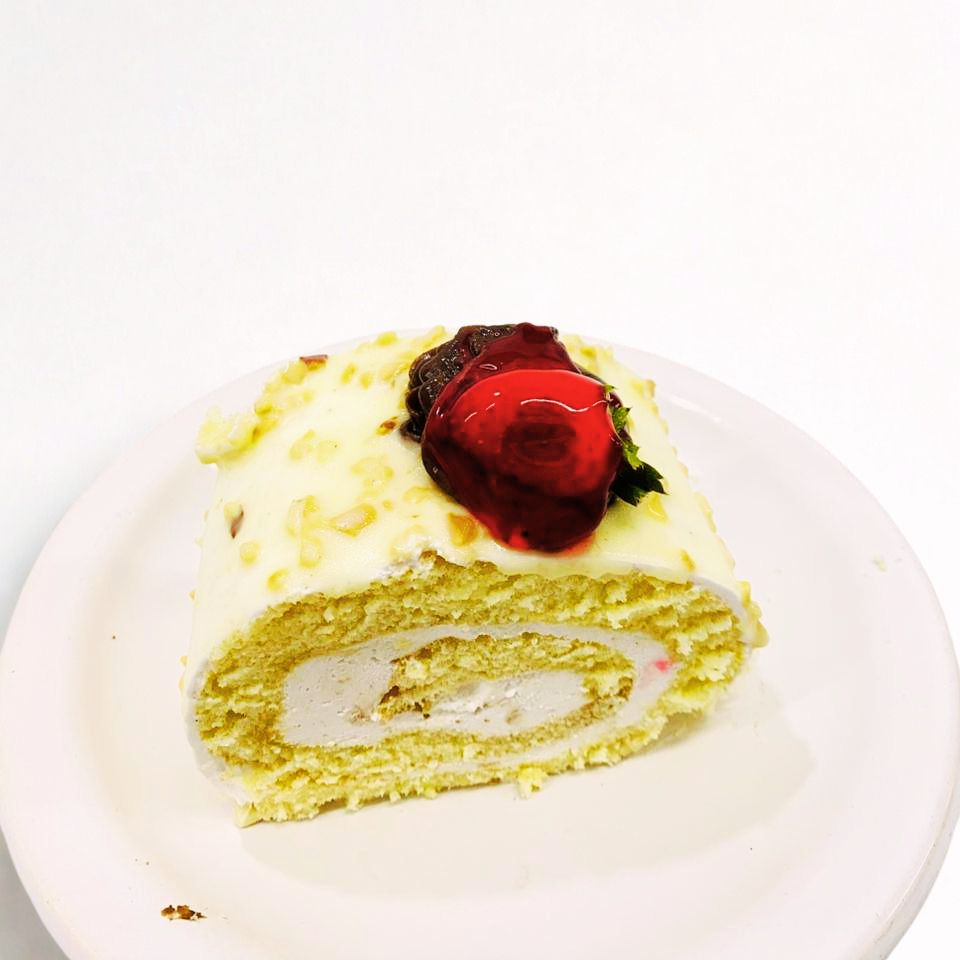 Rocambole macio estilo Red Velvet, com recheio cremoso e sabor sofisticado.