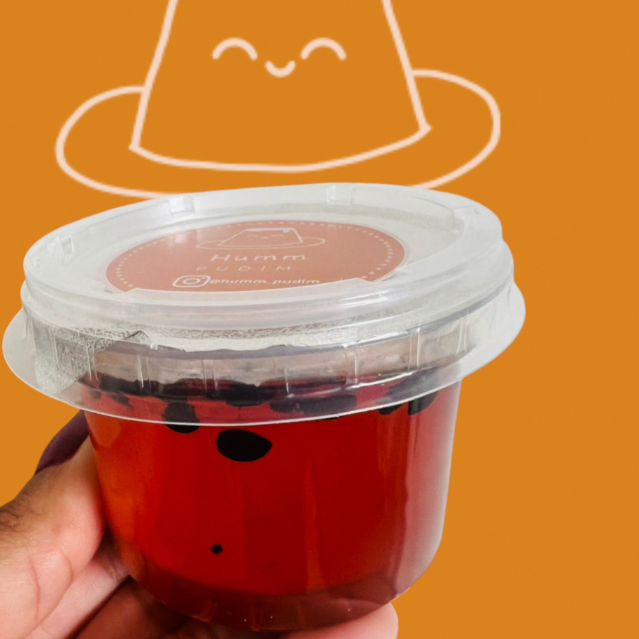 Calda de Maracujá Calda de maracujá cremosa e levemente cítrica, com sabor equilibrado entre doce e azedinho, perfeita para dar frescor ao pudim. Finalização irresistível que realça a cremosidade do doce. Combine com o pudim no sabor que preferir e tenha uma sobremesa ainda mais marcante. calda de maracujá, sobremesa cremosa, pudim gourmet, doce artesanal, delivery de sobremesa.