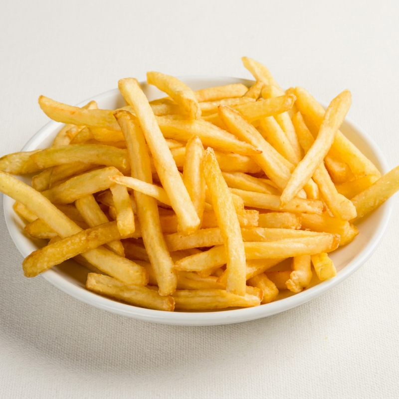 Batatas fritas crocantes, acompanhadas de um molho de alho irresistível, perfeitas para petiscar.