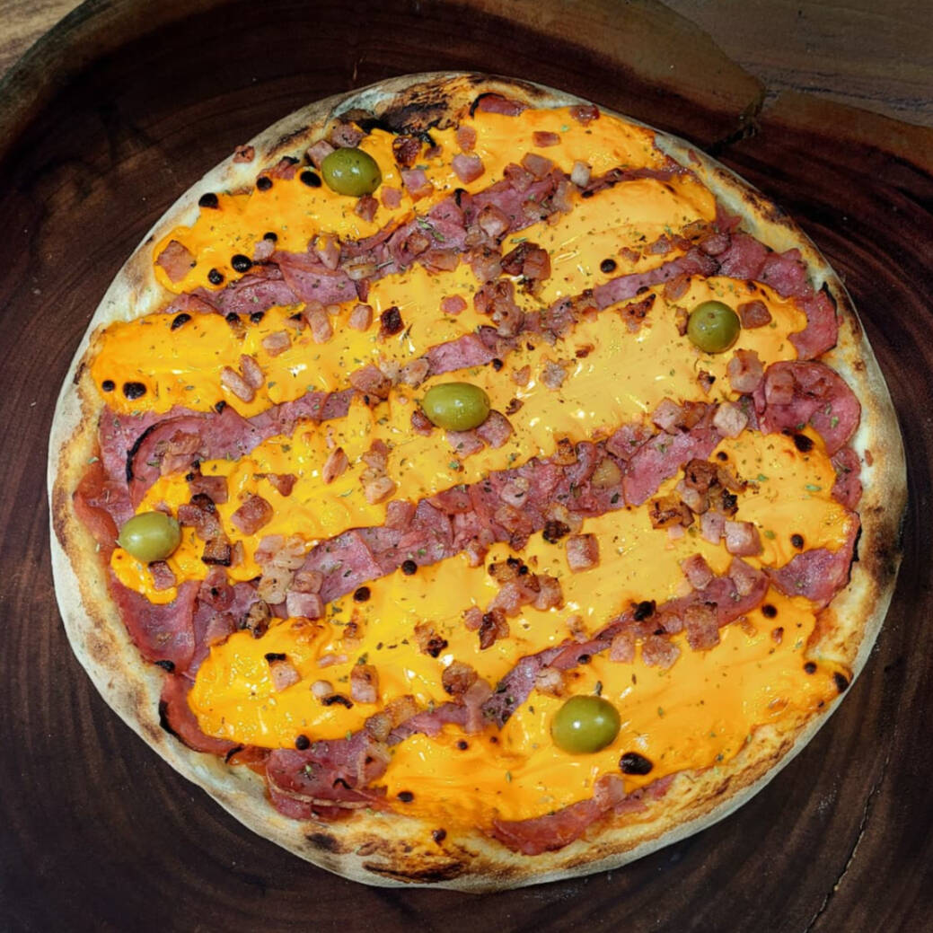 MASSA / MOLHO TOMATE NATURAL /CALABRESA FATIADA/ CHEDDAR SCALA/ BACON CROCANTE/ AZETIONA E OREGANO