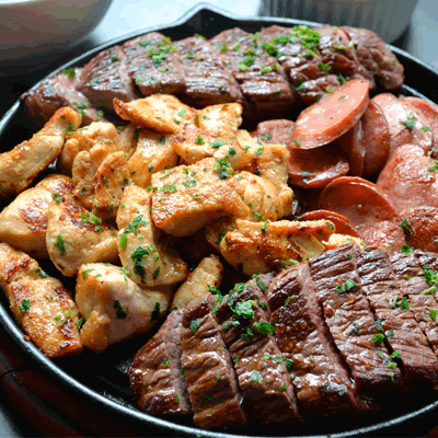 tiras de bife, linguiça , filé de frango, acompanha arroz feijão macarrão fritas