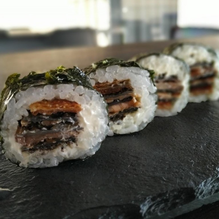 porção com 10 unidades de hossomaki com recheio de skin de salmao