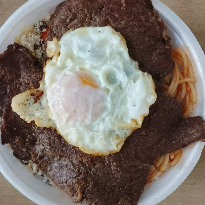 Marmita P de bife à cavalo. Acompanha arroz soltinho, feijão temperadinho, macarrão delicioso, legumes refogados e farofa caseira